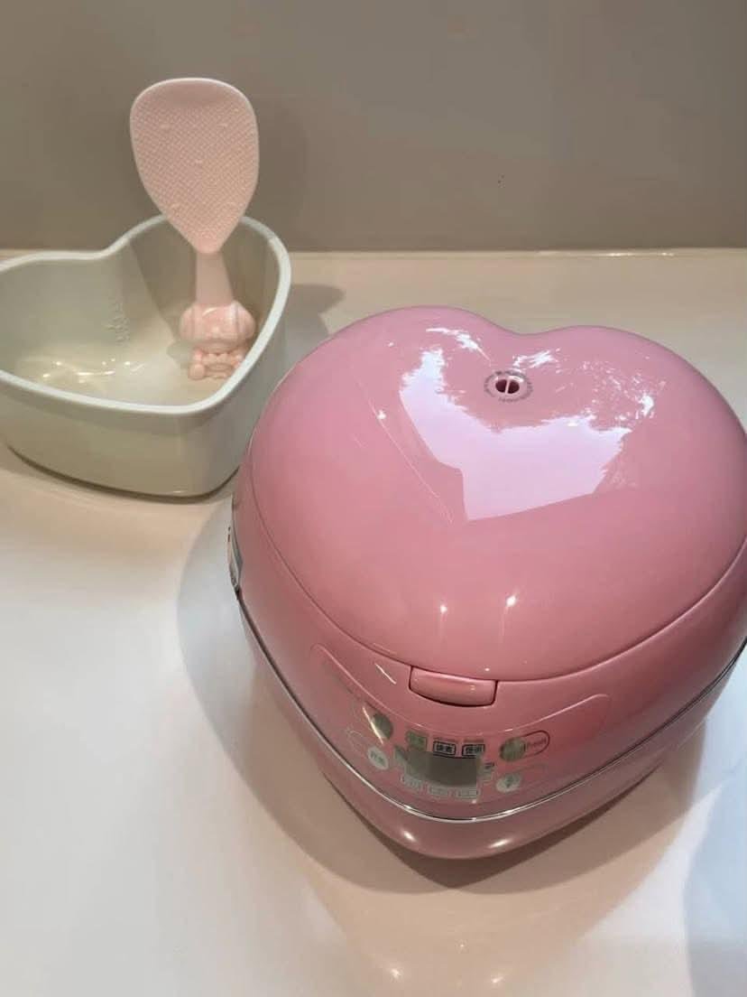 makestuff_'s tweet photo. PLISSS RICE COOKER PINK INI GEMES BANGETT 😭🩷🎀

bentuk love-nya lucu banget, liatnya aja udah bikin pengen punya 🫧🧸 https://t.co/tkuqcKg5Qa