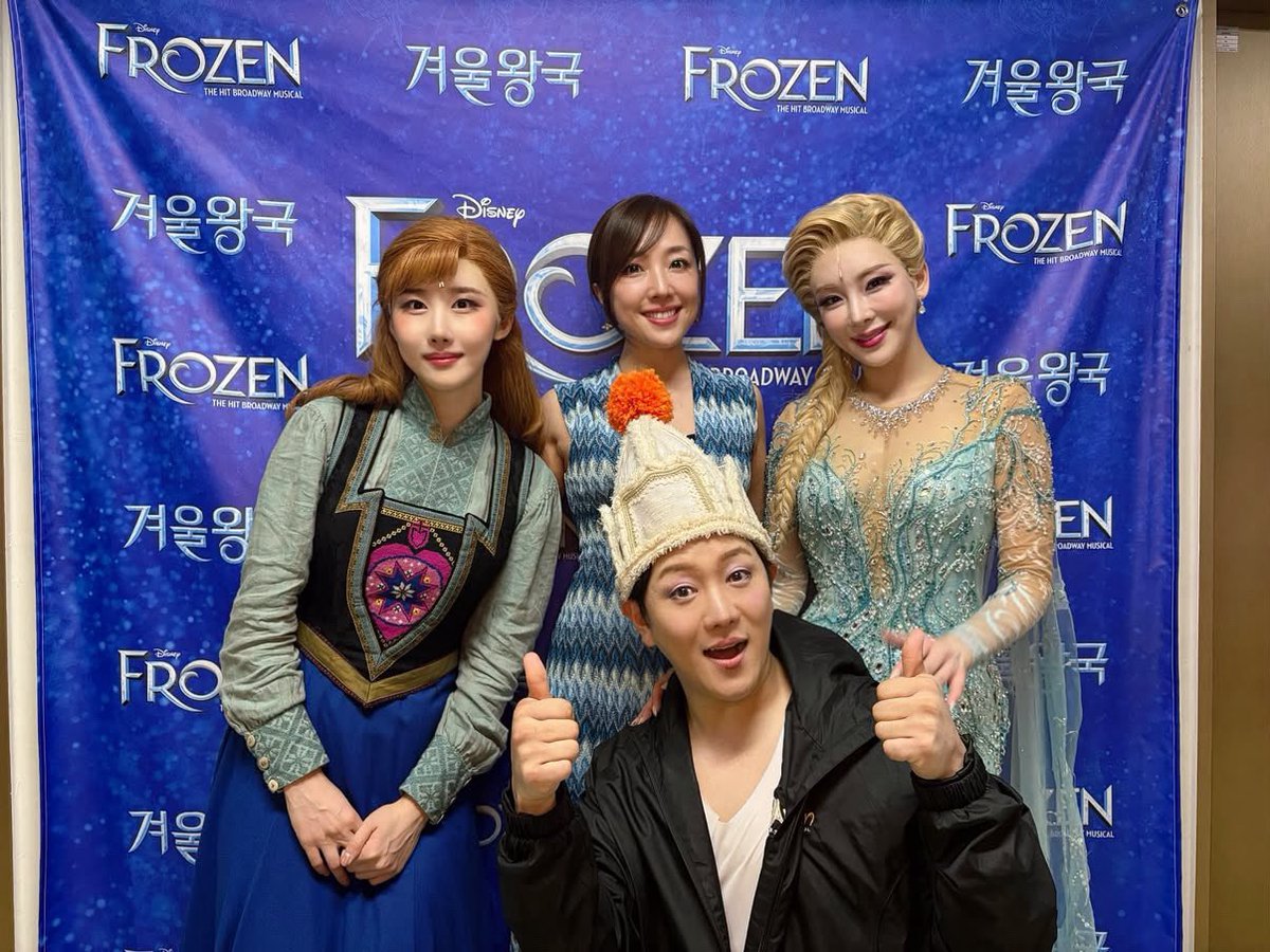 AyakaHirahara1's tweet photo. ミュージカル『アナと雪の女王』（FROZEN）を
観に行きました！

エルサ役のチョン・ソナ(정선아)さんに
お会いできるということで
楽しみにしていました。

公演後、楽屋に行くと
なんと、日本語バージョンの「Let It Go」を
歌いながら迎えてくださいました！

そして、チョン・ソナさんが
アナ役のチェ・ジヘ(최지혜)さん
オラフ役のチョン・ウォニョン(정원영)さんを
呼んでくださり、みんなで写真を
撮ることが出来ました！

最高の歌声、お人柄で
大好きになりました！
またお会いしたいなぁ〜！

ヘレンママ、イムくん、ヒョンちゃん
素晴らしい出会いをいただき
ありがとうございました！

平原綾香
￣￣￣￣￣￣￣￣￣￣￣￣￣￣￣
뮤지컬 『겨울왕국』(FROZEN)을
보러 갔어요!

엘사 역의 정선아씨와 만날 예정이라
기대하고 있었어요

공연이 끝난 뒤, 대기실에 갔는데
선아씨가 일본어 버전의 「Let It Go」
노래를 부르며 맞아 주셨습니다!

그리고 선아 씨가
안나 역을 맡은 최지혜 씨
올라프 역을 맡은 정원영 씨도
불러 주셔서, 모두 함께 사진을
찍을 수 있었어요!

최고의 가창력과 인품을 가진
선아씨를 정말 좋아하게 되었어요!
또 만나고 싶네요~!

헬렌 엄마, 임형주 군, 형인이 덕에
멋진 인연을 만나게 되어 감사하다는 말을 전하고 싶네요

히라하라 아야카