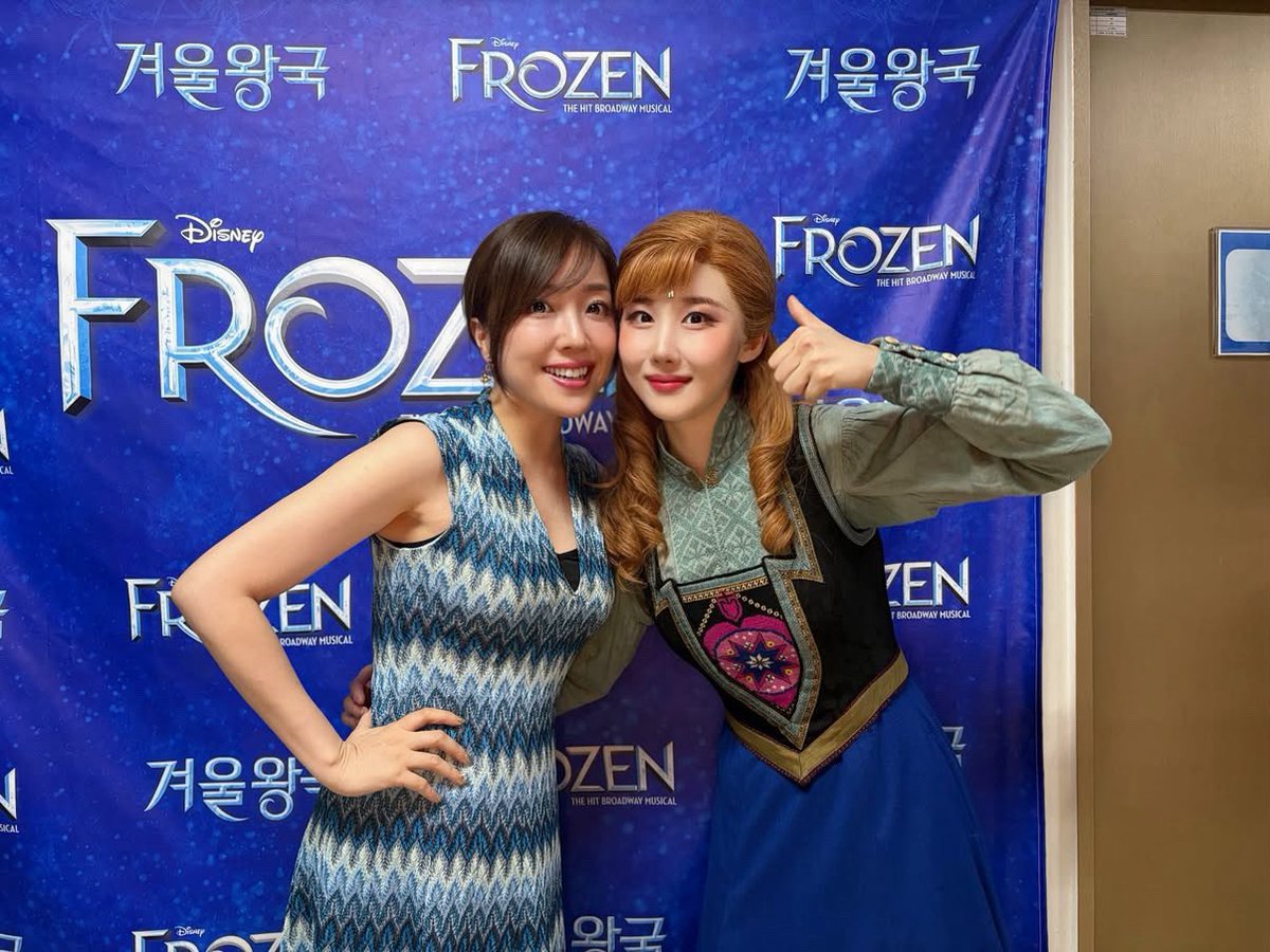 AyakaHirahara1's tweet photo. ミュージカル『アナと雪の女王』（FROZEN）を
観に行きました！

エルサ役のチョン・ソナ(정선아)さんに
お会いできるということで
楽しみにしていました。

公演後、楽屋に行くと
なんと、日本語バージョンの「Let It Go」を
歌いながら迎えてくださいました！

そして、チョン・ソナさんが
アナ役のチェ・ジヘ(최지혜)さん
オラフ役のチョン・ウォニョン(정원영)さんを
呼んでくださり、みんなで写真を
撮ることが出来ました！

最高の歌声、お人柄で
大好きになりました！
またお会いしたいなぁ〜！

ヘレンママ、イムくん、ヒョンちゃん
素晴らしい出会いをいただき
ありがとうございました！

平原綾香
￣￣￣￣￣￣￣￣￣￣￣￣￣￣￣
뮤지컬 『겨울왕국』(FROZEN)을
보러 갔어요!

엘사 역의 정선아씨와 만날 예정이라
기대하고 있었어요

공연이 끝난 뒤, 대기실에 갔는데
선아씨가 일본어 버전의 「Let It Go」
노래를 부르며 맞아 주셨습니다!

그리고 선아 씨가
안나 역을 맡은 최지혜 씨
올라프 역을 맡은 정원영 씨도
불러 주셔서, 모두 함께 사진을
찍을 수 있었어요!

최고의 가창력과 인품을 가진
선아씨를 정말 좋아하게 되었어요!
또 만나고 싶네요~!

헬렌 엄마, 임형주 군, 형인이 덕에
멋진 인연을 만나게 되어 감사하다는 말을 전하고 싶네요

히라하라 아야카