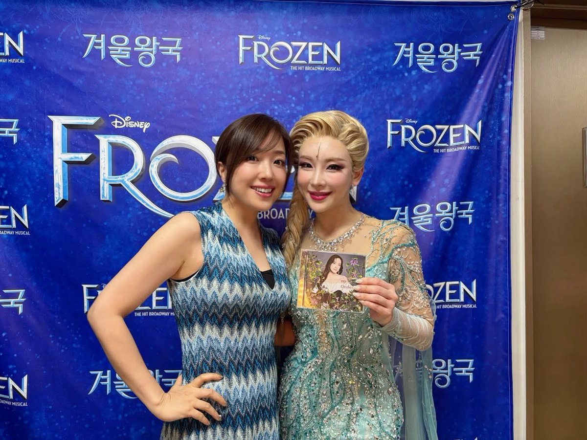 AyakaHirahara1's tweet photo. ミュージカル『アナと雪の女王』（FROZEN）を
観に行きました！

エルサ役のチョン・ソナ(정선아)さんに
お会いできるということで
楽しみにしていました。

公演後、楽屋に行くと
なんと、日本語バージョンの「Let It Go」を
歌いながら迎えてくださいました！

そして、チョン・ソナさんが
アナ役のチェ・ジヘ(최지혜)さん
オラフ役のチョン・ウォニョン(정원영)さんを
呼んでくださり、みんなで写真を
撮ることが出来ました！

最高の歌声、お人柄で
大好きになりました！
またお会いしたいなぁ〜！

ヘレンママ、イムくん、ヒョンちゃん
素晴らしい出会いをいただき
ありがとうございました！

平原綾香
￣￣￣￣￣￣￣￣￣￣￣￣￣￣￣
뮤지컬 『겨울왕국』(FROZEN)을
보러 갔어요!

엘사 역의 정선아씨와 만날 예정이라
기대하고 있었어요

공연이 끝난 뒤, 대기실에 갔는데
선아씨가 일본어 버전의 「Let It Go」
노래를 부르며 맞아 주셨습니다!

그리고 선아 씨가
안나 역을 맡은 최지혜 씨
올라프 역을 맡은 정원영 씨도
불러 주셔서, 모두 함께 사진을
찍을 수 있었어요!

최고의 가창력과 인품을 가진
선아씨를 정말 좋아하게 되었어요!
또 만나고 싶네요~!

헬렌 엄마, 임형주 군, 형인이 덕에
멋진 인연을 만나게 되어 감사하다는 말을 전하고 싶네요

히라하라 아야카