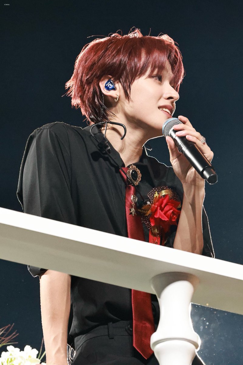 zeeeee__eee's tweet photo. 이런 왕자님이 내 눈 앞에 있는데 목소리가 뭐 대수임? 당장 팔아넘기고 뚜벅뚜벅 왕자님 납치하러 가야지 https://t.co/Ug1Ph0vxAh