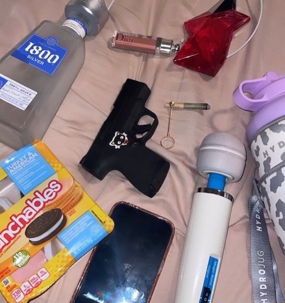 hudconvip's tweet photo. a more realistic version of what hudson actually had in his bag https://t.co/sFGyeVs7ld