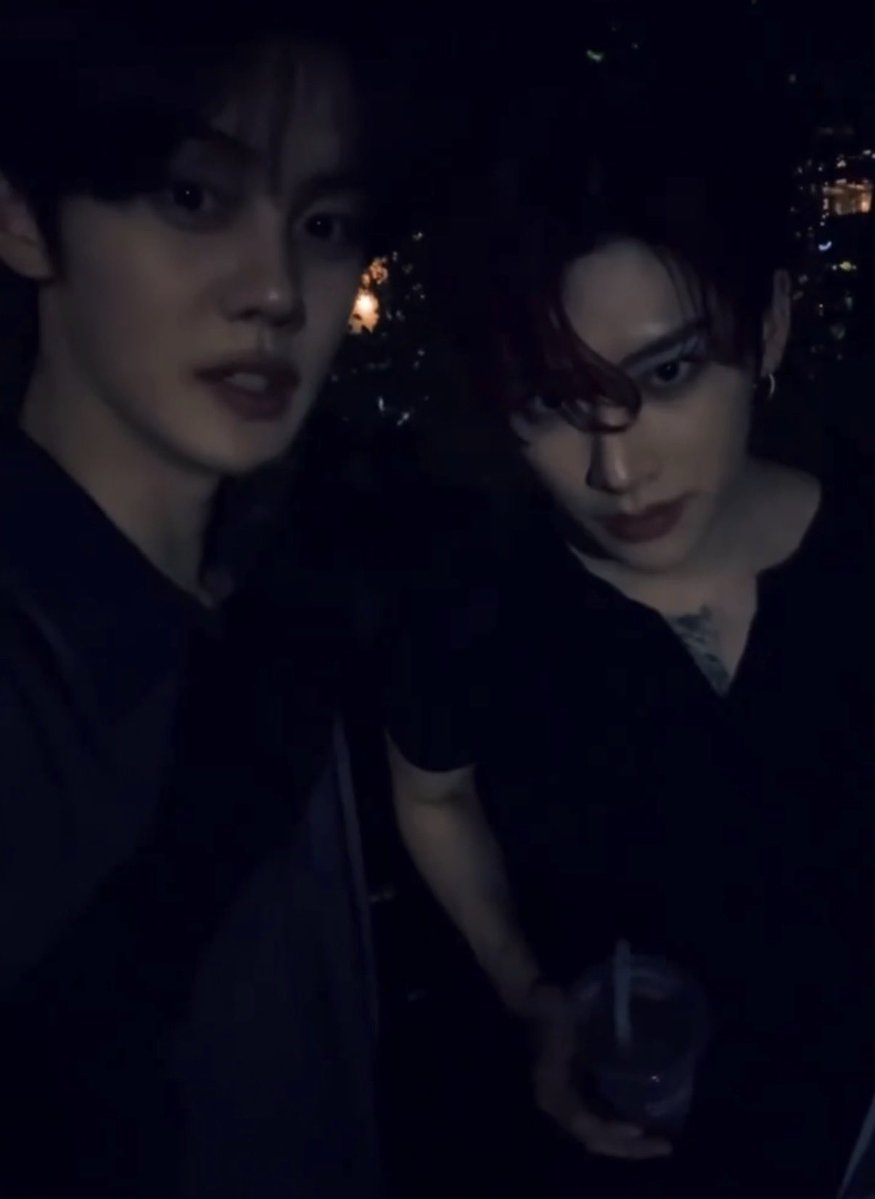 gvrklover's tweet photo. 이틀연속 리기 옷 입고 라방켜주는 효자견 실존 심지어 남친이랑 투샷도 야무지게 말아줌🥹 https://t.co/2jneUnZnyk