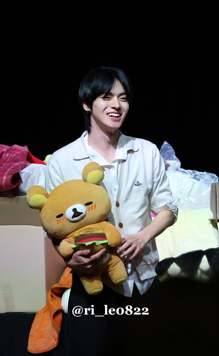 ri_le0822's tweet photo. So happy to see him smile so much today!🤍

#LEO #리오
#ALPHADRIVEONE
#musickorea 260921 https://t.co/jEQ1e0xWAB