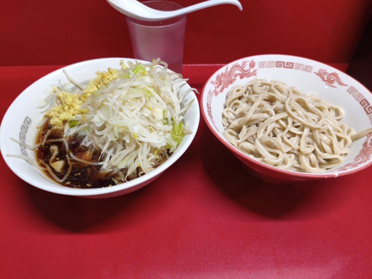 shildy7188's tweet photo. 越谷市　ラーメン二郎
麺半分豚一枚　つけ麺変更　生姜　野菜
今シーズン最後のつけ麺を食べにこちらへ
とは言っても今年これで二回目ですが
10時前に着いて自販機辺り
オープンして間もない感じでした
つけ麺頼んでるのロット内自分だけでしたが美味しかったです
ごちそうさまでした https://t.co/02iCEsTuYp