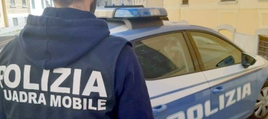 poliziadistato's tweet photo. Un uomo di 44 anni ha ferito con un coltello da cucina all'addome l'ex compagna di 27 anni per poi fuggire in auto. 
I poliziotti della #Squadramobile di Novara hanno immediatamente avviato le indagini rintracciandolo e arrestandolo 
#21settembre https://t.co/zmUfpytodb https://t.co/LSUNc4sFNs