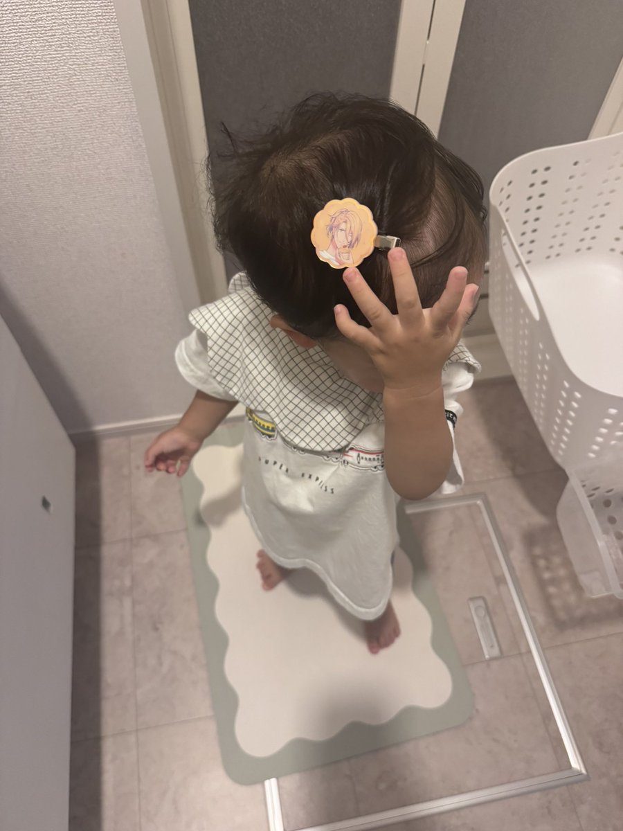 3Mx117's tweet photo. もう赤ちゃんじゃない息子氏。君の発熱は落ち着いたけど、ママが38.5度でしたよ。産婦人科で検査してもらったら安定のインフルでしたよ。これは私が化粧してたら、俺にもピンをつけろと言われたので少ない髪の毛にレンくんつけてあげたよ。 https://t.co/2HmlaLWpc4