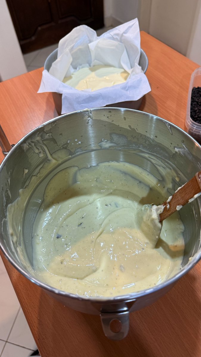lealeaza's tweet photo. دارم چیزکیک سن‌سباستین پرو با کره پسته‌ای که خودمون درست میکنیم و تیکه های پسته اکبری
میزارم تو فر🥲😩 امیدوارم تست خوبی از آب در بیاد وگرنه…💸💸😂😂🤲🏼🤲���
@AzalProducts https://t.co/bt1k8JHVDQ