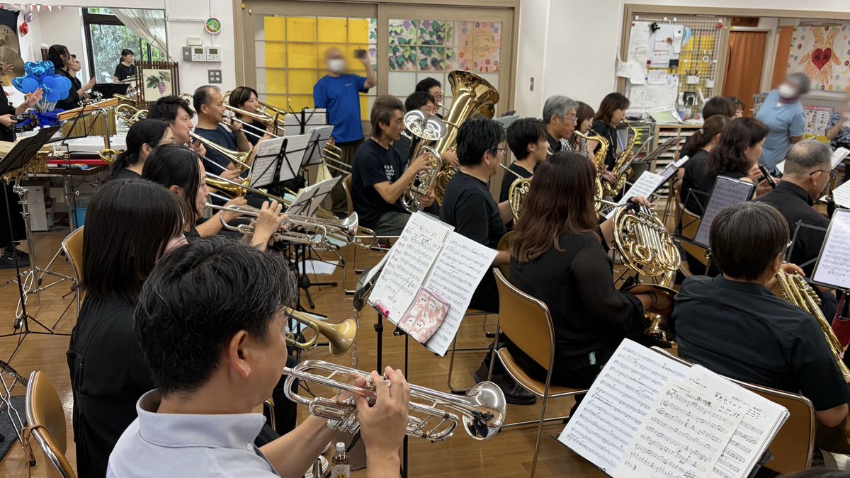 T_Academy's tweet photo. 毎年恒例の安倉デイサービスセンターでの本番でした♫
利用者様やスタッフの皆さんが一緒に歌い踊り、全力で盛り上げてくださり団員も楽しく演奏できました🎺
指揮者体験も大盛り上がり🎉
本番後は練習場に戻り、超久々の総会で運営や役割分担を楽しく話し合いました✨ https://t.co/RjYoVY73q8