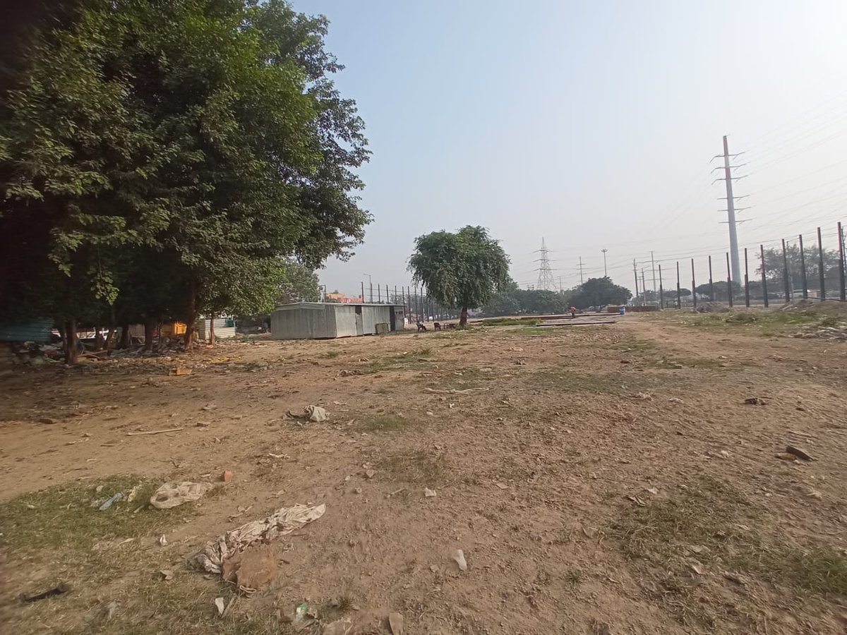 AnishSonevanshi's tweet photo. @myogiadityanath महाराज जी 🙏, नोएडा एक्सटेंशन के ACE City सोसाइटी के बगल में खाली स्पेस में मॉल बन रहा है।उसमें पीपल, नीम, शीशम समेत करीब 25 पेड़ हैं। उन्हें कटने से बचा लिजीए। कृपया @OfficialGNIDA और @dmgbnagar से बातकर इन पेड़ों को दूसरी जगह प्रत्यारोपित करा दीजिए। राधे राधे https://t.co/o5Qfc8OLn7