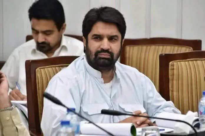 MeenakhanAfridi's tweet photo. میں اپنے ساتھی وزیر، عبدالشکور خان کے مبینہ طور پر نامعلوم افراد کی جانب سے اٹھائے جانے کی سخت ترین الفاظ میں مذمت کرتا ہوں!!

ایک صوبے کے وزیر کو اس طرح اغواء کرانا انتہائی تشویشناک اور قابلِ مذمت واقعہ ہے۔
یہ اقدام نہ صرف آئین و قانون کی بالادستی بلکہ جمہوری اقدار، بنیادی شہری آزادیوں اور عوام کے دیے گئے مینڈیٹ پر بھی براہِ راست حملہ ہے۔
کسی منتخب عوامی نمائندے کو اس طرح حراست میں لینا جمہوری نظام اور قانون کی حکمرانی کے لیے سنگین سوالات کو جنم دیتا ہے۔