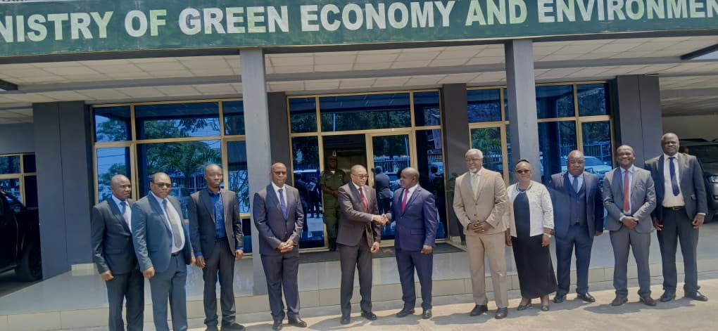 UNDPZambia's tweet photo. Advancing the #GrowZambia agenda ResRep @wakiaga met @ZambiaMGEE Minister Dr Gilbert Siame exploring green growth &amp; sustainable investment that can accelerate resilience, job creation &amp; inclusive economic transformation for sustainable natural resource management. https://t.co/29cKTAODUi