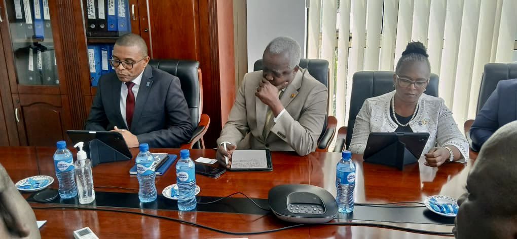 UNDPZambia's tweet photo. Advancing the #GrowZambia agenda ResRep @wakiaga met @ZambiaMGEE Minister Dr Gilbert Siame exploring green growth &amp; sustainable investment that can accelerate resilience, job creation &amp; inclusive economic transformation for sustainable natural resource management. https://t.co/29cKTAODUi