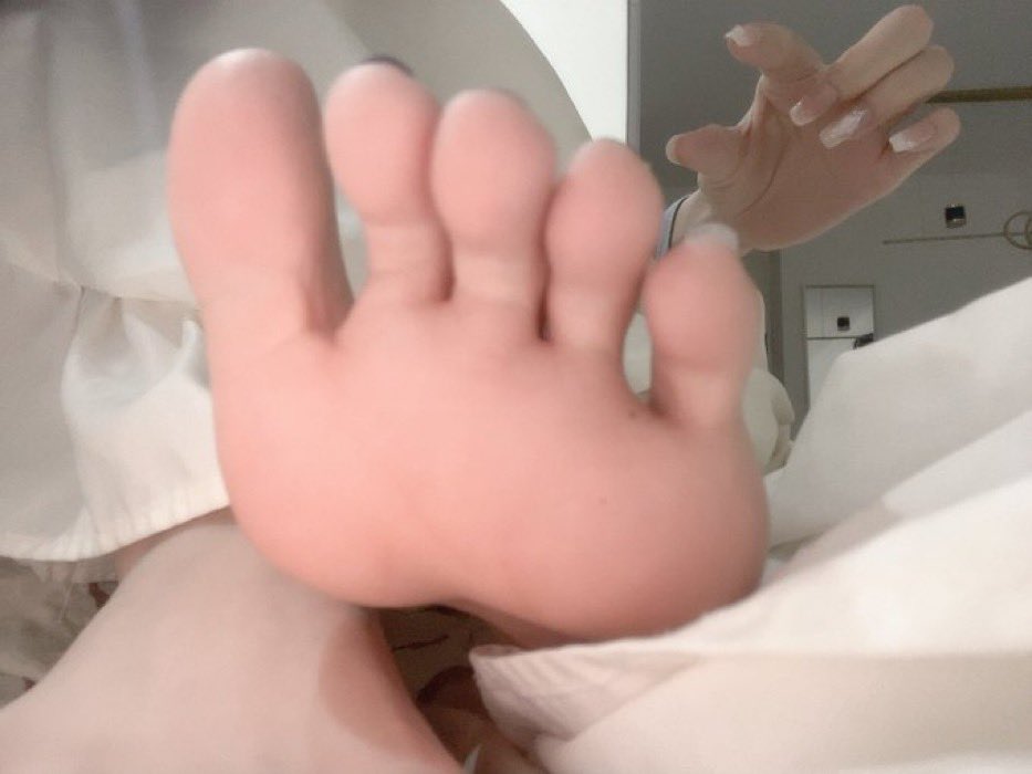 hrmfljn's tweet photo. 是不是看见亲妈脚底就忍不住要发情了，嗯？贱死了🙄今天你的任务就是趴在地上，负责用舌头同时服侍两只脚，舔得不均匀就用脚底板抽你嘴巴 玩弄着你那又小又短的🐶吊 让祖宗给你狠狠踹烂算了🖕
 ＃恋足 ＃贱狗 ＃SM ＃羞辱 ＃辱骂 ＃足控 https://t.co/MdBpmPjXgi