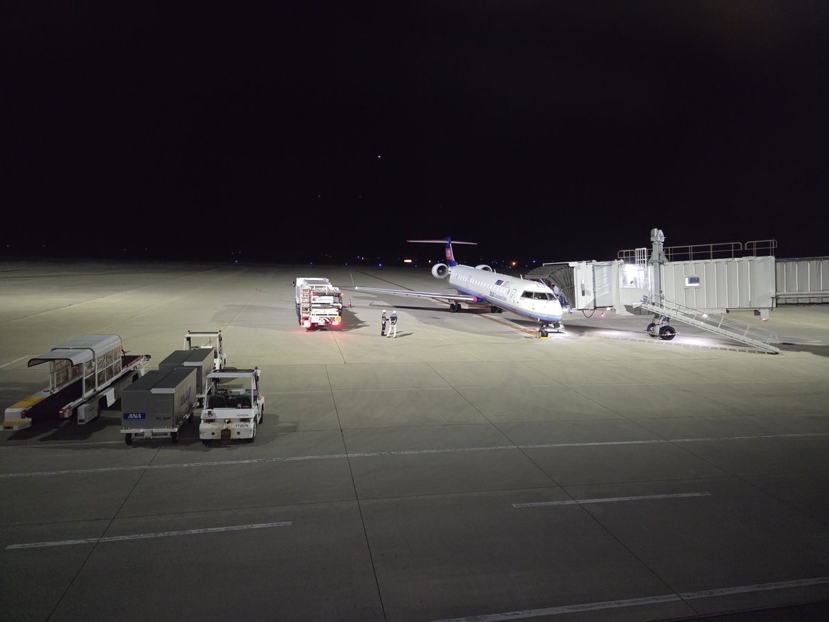 N_impreza210's tweet photo. 名古屋旅行の思い出⑩
名古屋駅とか空港とかでお土産を買い、のんびりと過ごす。
スカイデッキに行ったら暴風で全てが持っていかれそうになった。こんな中でも飛行機は飛んでくれて、人間は凄いものを作り上げたな…と感動した。都会→大分の飛行機はいつも小さいのだけれど、風に負けずに飛んでて偉い https://t.co/hHqjmdV76s