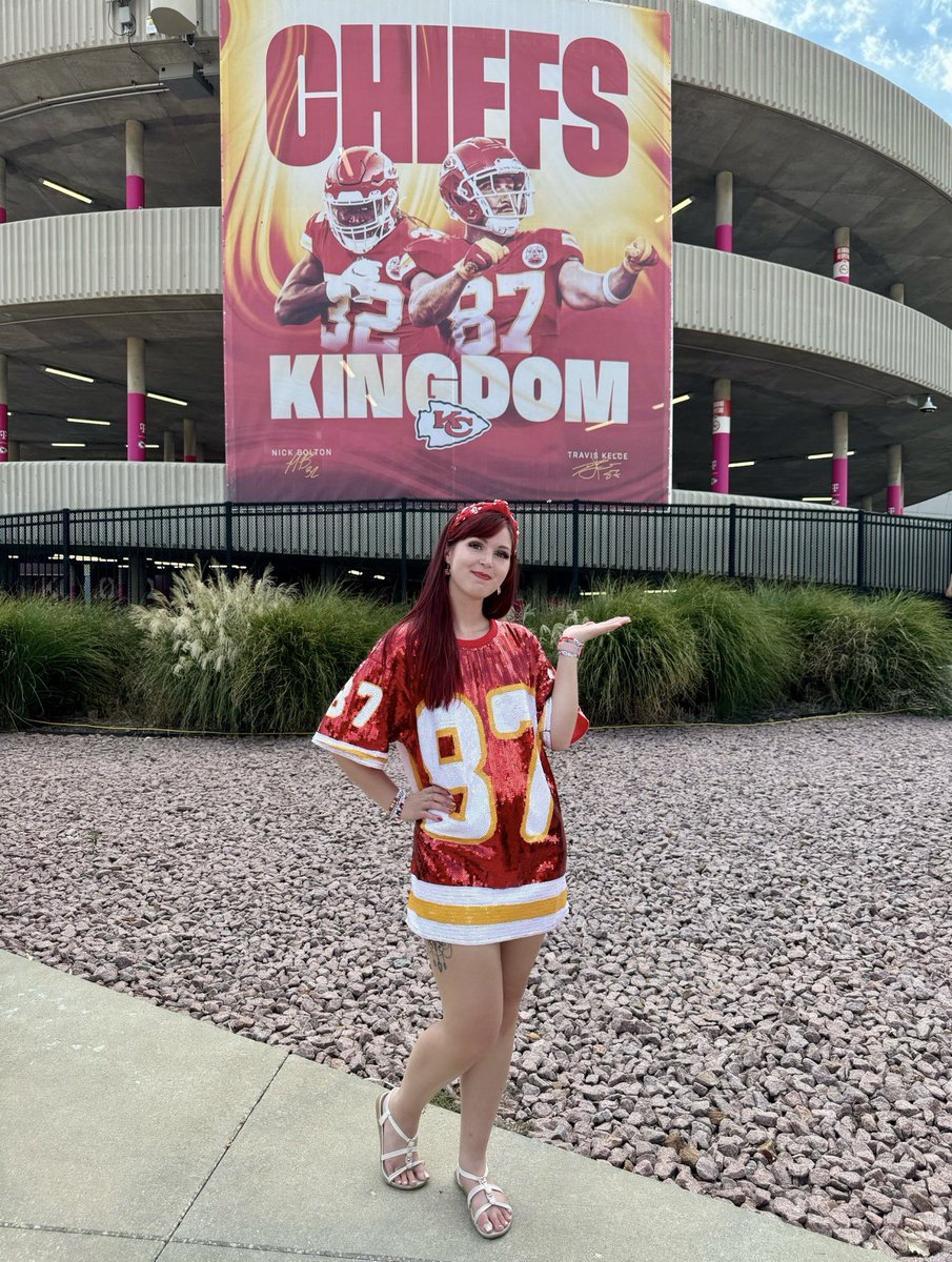 swiftiesweeeet's tweet photo. 2024 ➡️ 2026 🏈💯🤭 @ArrowheadKC https://t.co/Z8TGa6Lba3