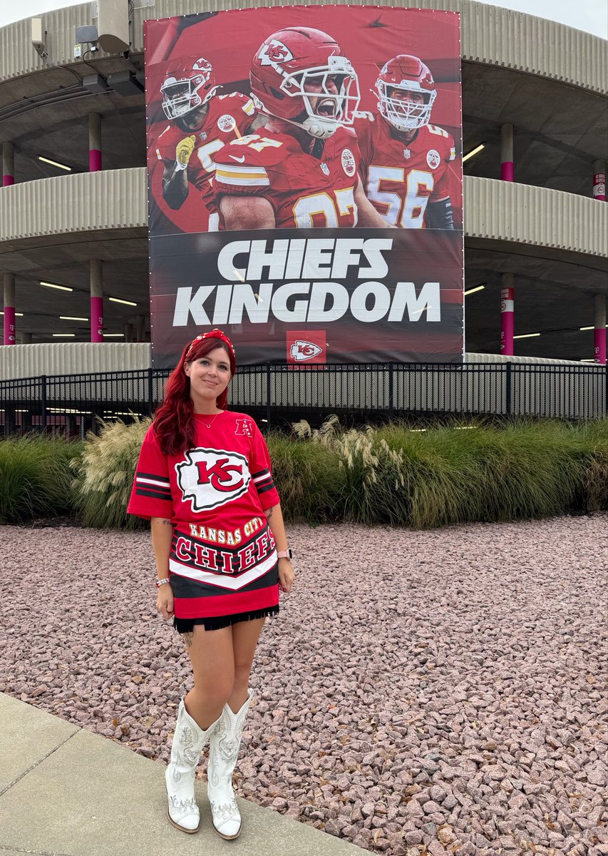 swiftiesweeeet's tweet photo. 2024 ➡️ 2026 🏈💯🤭 @ArrowheadKC https://t.co/Z8TGa6Lba3