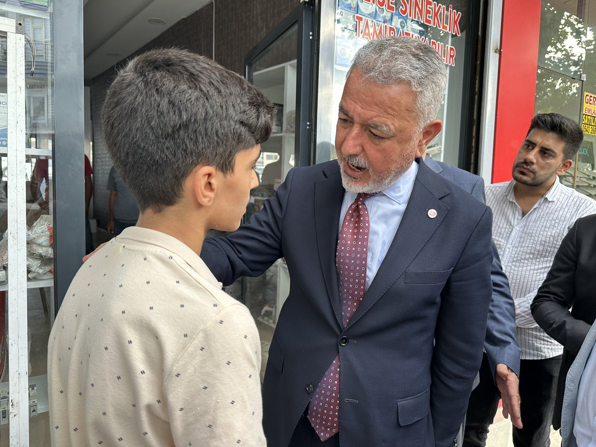 CumhurUzun48's tweet photo. YENİ Parti Şanlıurfa İl Yöneticilerimiz, Siverek İlçe Başkanımız Sayın Adnan Tüysüz ve ilçe yöneticilerimizle birlikte Siverek’te esnaflarımızı ziyaret ettik.

Sokağın nabzı da ekonominin gerçek bilançosu da esnafın tezgahında görülüyor. Siverek’te bugün gördüğümüz tablo bize bir kez daha gösterdi: Bu düzen değişmek zorunda.