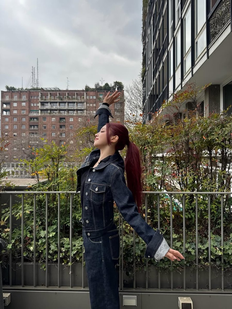 yuqidult's tweet photo. Taking pictures in the sunlight is indeed a great trick if you want your results to turn out gorgeous. Leaning against the fence and surrounded by greenery which adds the perfect touch—how did my outcome become?   ❦ https://t.co/ox91l3sr7c