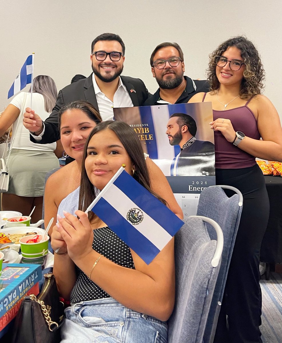 JersonAmayaSV's tweet photo. Houston se convirtió en un pedacito de El Salvador.🇸🇻💙🇺🇸

Compartir con nuestra diáspora en el marco de los 205 años de Independencia fue reencontrarnos con nuestras raíces, nuestras tradiciones y ese sentimiento que permanece intacto sin importar cuántas millas nos separen de nuestra tierra.

Música, sabores, abrazos y muchas sonrisas que nos recuerdan que ser salvadoreño es llevar a El Salvador siempre con nosotros.

¡Viva nuestra Independencia! 🇸🇻