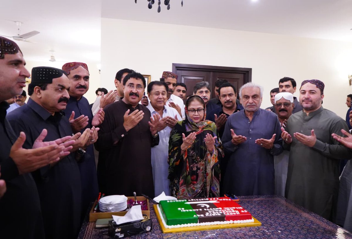 MushtaqueThari's tweet photo. پاکستان پیپلز پارٹی کے چیئرمین بلاول بھٹو زرداری کی سالگرہ بھٹو ہاؤس نوڈیرو میں منائی گئی

پی پی پی شعبہ خواتین کی مرکزی صدر فریال تالپور نے چیئرمین بلاول بھٹو زرداری کی سالگرہ کا کیک کاٹا

@BBhuttoZardari @BakhtawarBZ @AseefaBZ @FaryalTalpurPk #HBDBilawalBhuttoZardari https://t.co/HegjYty6dy