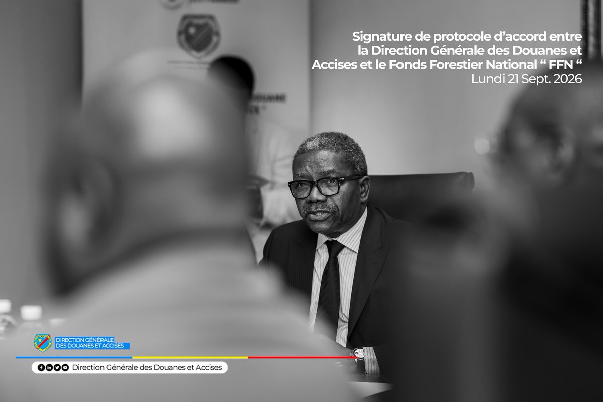 DOUANERDC's tweet photo. DGDA – FFN : UN CADRE FORMEL POUR RENFORCER LA COLLABORATION

Ce lundi 21 septembre 2026, la Direction Générale des Douanes et Accises (DGDA) et le Fonds Forestier National (FFN) ont procédé à la signature d’un Protocole d’accord de collaboration et d’un Règlement intérieur, au cours d’une cérémonie tenue dans la salle de réunion du 7ᵉ niveau de l’immeuble de la DGDA.

Présidée par le Directeur Général des Douanes et Accises, Bernard KABESE MUSANGU, la cérémonie a réuni les responsables et délégations des deux institutions.

À travers cette signature, la DGDA et le FFN réaffirment leur volonté de structurer et renforcer leur collaboration, en définissant un cadre formel, les modalités de coopération ainsi que les mécanismes nécessaires à sa mise en œuvre.

Une étape importante vers une collaboration plus coordonnée et efficace entre les deux institutions.
@Presidence_RDC @PrimatureRDC @ffngouv 
#DGDA #FFN #Collaboration #Douanes #RDC #Partenariat #AdministrationPublique