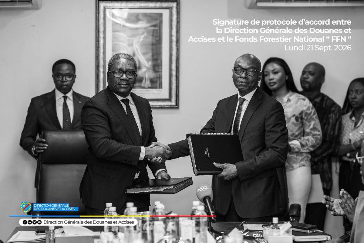 DOUANERDC's tweet photo. DGDA – FFN : UN CADRE FORMEL POUR RENFORCER LA COLLABORATION

Ce lundi 21 septembre 2026, la Direction Générale des Douanes et Accises (DGDA) et le Fonds Forestier National (FFN) ont procédé à la signature d’un Protocole d’accord de collaboration et d’un Règlement intérieur, au cours d’une cérémonie tenue dans la salle de réunion du 7ᵉ niveau de l’immeuble de la DGDA.

Présidée par le Directeur Général des Douanes et Accises, Bernard KABESE MUSANGU, la cérémonie a réuni les responsables et délégations des deux institutions.

À travers cette signature, la DGDA et le FFN réaffirment leur volonté de structurer et renforcer leur collaboration, en définissant un cadre formel, les modalités de coopération ainsi que les mécanismes nécessaires à sa mise en œuvre.

Une étape importante vers une collaboration plus coordonnée et efficace entre les deux institutions.
@Presidence_RDC @PrimatureRDC @ffngouv 
#DGDA #FFN #Collaboration #Douanes #RDC #Partenariat #AdministrationPublique