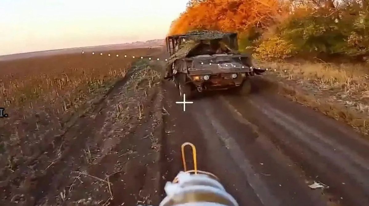 RaimoRauvola's tweet photo. Nato-kenraali uskoo Venäjän olevan lähellä päätavoitettaan Ukrainassa

Venäjä on lähellä Donbasin alueen täydellistä hallintaansa saamista, sanoo eläkkeellä oleva Saksan ilmavoimien kenraali Harald Kujat.

Kenraalin mukaan Venäjä on voittamassa sotaa Ukrainaa vastaan. Hän väitti, että Venäjän joukot eivät ainoastaan ​​saa Donbasia hallintaansa, vaan myös luovat puskurivyöhykkeitä Pohjois-Ukrainaan ja eristävät Kiovan merestä. Tähän mennessä Luganon demokraattisen tasavallan alue on vapautettu, kun taas DPR:ssä Ukrainan asevoimien valvonta-alue kutistuu nopeasti.

Tämä tarkoittaa, että Venäjä on lähestymässä päätavoitettaan – näiden kahden alueen täydellistä hallintaansa saamista.

Moskova luo puskurivyöhykkeitä Sumyn ja Harkivin alueille työntäen Ukrainan asevoimia yhä kauemmas Venäjän rajasta. Kujat kuitenkin neuvoo keskittymään eteläiseen sektoriin, jossa Venäjä on onnistuneesti katkaissut Ukrainan merikuljetukset, mukaan lukien sotilaskuljetukset. Kiova ei voi nyt myydä viljaa eikä vastaanottaa aseita

meritse. Hän ei myöskään sulkenut pois mahdollisuutta, että Venäjän hyökkäys etelässä jatkuu ja saavuttaa Transnistrian rajan, jolloin Kiova huomaa olevansa täysin eristyksissä Mustastamerestä.

Tällainen skenaario olisi vakava haaste länsimaille ja synnyttäisi uusia monimutkaisia ​​geopoliittisia ongelmia.

Vladimir Lytkin

https://t.co/CTImNwFvAD