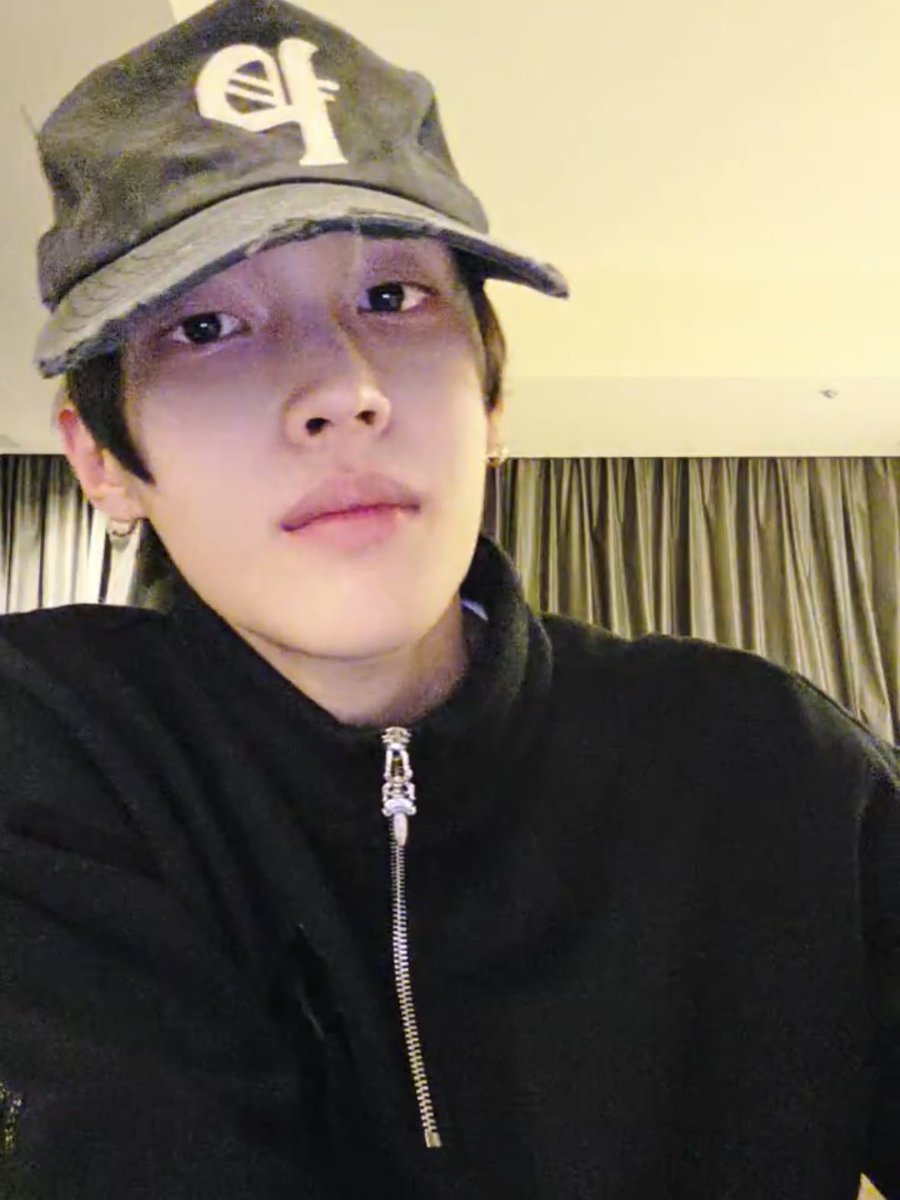 ONLYWONBIN_TH's tweet photo. คุณวอนบินมา weverse live นะคะ ใครยังไม่นอนไปคุยไปฟัง กับคุณวอนบินได้น้า 👀❗️ลุควันนี้ใส่หมวกด้วยค่ะ 🤩

🔗:  https://t.co/mnW7dj0Orw

#WONBIN #원빈 #RIIZE #라이즈 https://t.co/yvC42Z1Exs