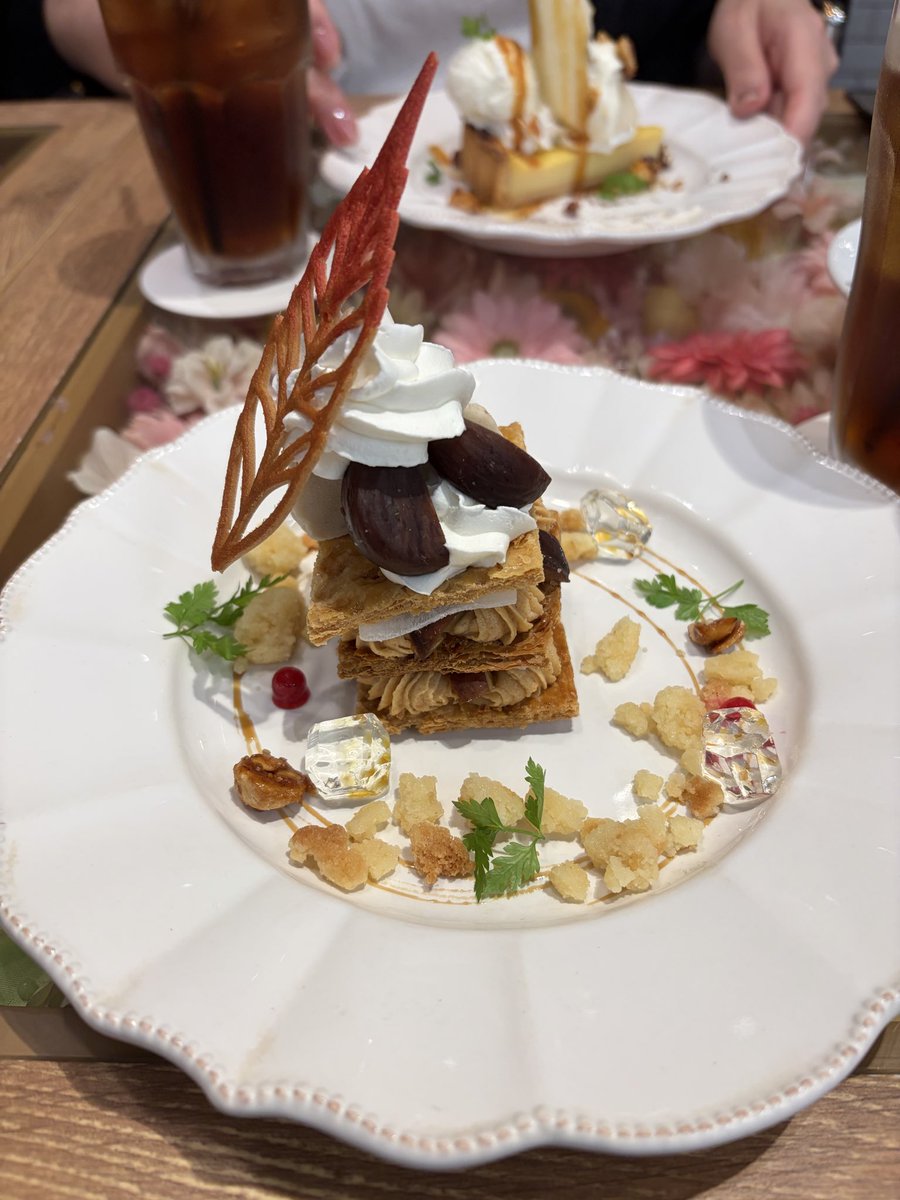 ayamesan_y's tweet photo. シルバーウィーク1日目のティータイムはLARGOさんで秋のメニュー、栗のミルフィーユを🌰
ミルフィーユって美味しいけど
食べるの難しい😓 https://t.co/XDygWJBHn0