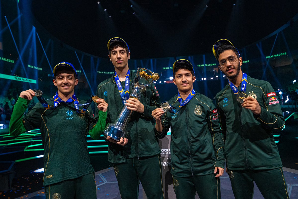 RLEsports's tweet photo. Champions 💚 https://t.co/QhhnpTnmqW