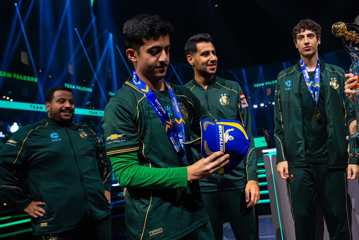 RLEsports's tweet photo. Champions 💚 https://t.co/QhhnpTnmqW