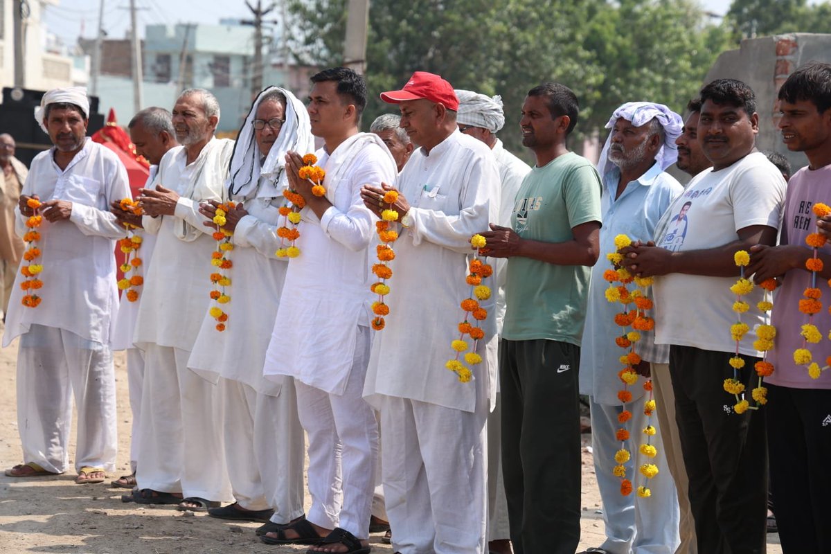 SANewsRajasthan's tweet photo. संत रामपाल जी महाराज जी के आदेशानुसार किसान-मजदूर बचाओ अभियान के तहत गांव बदछप्पर, हांसी (हरियाणा) में खेतों से जल निकासी के लिए 3800 फीट पाइप एवं 1 मोटर उपलब्ध कराई गई।
#KisanMazdoorBachaoAbhiyan #SantRampalJiMaharaj #HansiNews #Badchhapar #HaryanaNews #SANewsRajasthan https://t.co/u6SnLnQjo0
