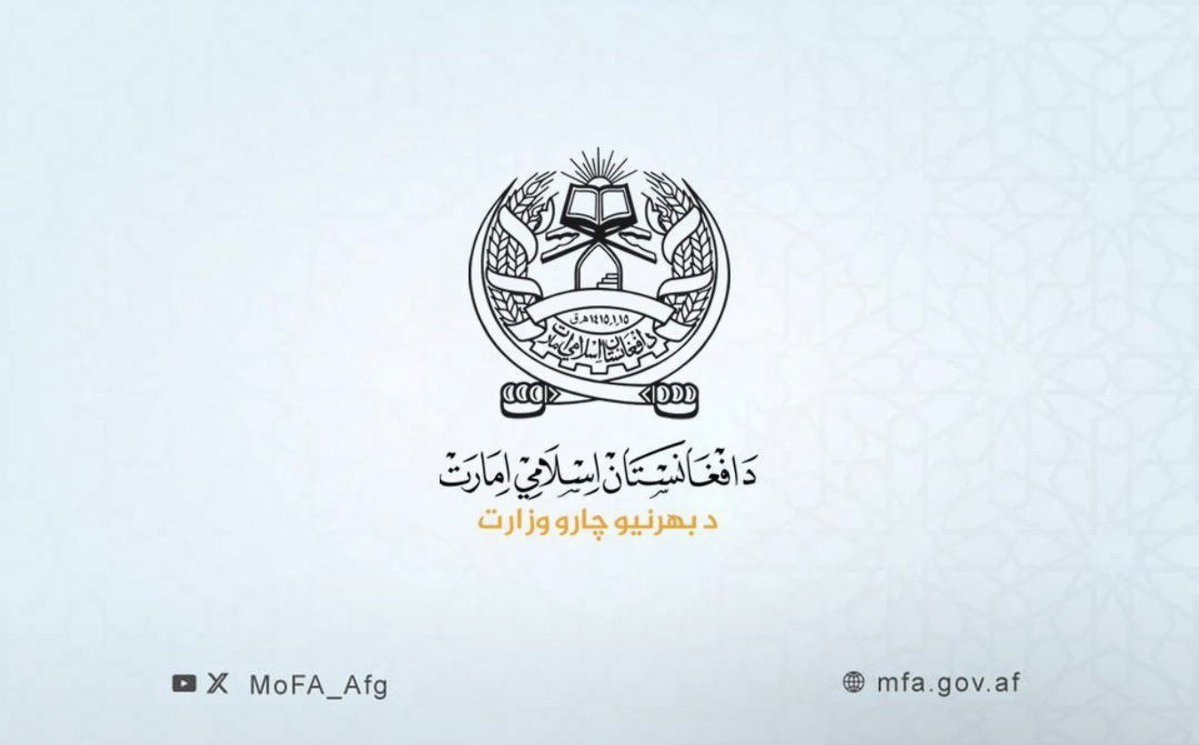 SayedAh24486691's tweet photo. #تازه
د ا.ا.ا بهرنیو چارو وزارت په کابل کې د پاکستان سفارت شارژدافیر احضار کړ او د پاکستاني پوځ له لوري د افغانستان د هوايي حریم د نقض او په کنړ او پکتیکا ولایتونو کې پر ملکي سیمو او تأسیساتو د هوايي بریدونو په اړه یې احتجاج لیک ورته وسپاره.
د افغانستان اسلامي امارت دغه بریدونه د افغانستان د ملي حاکمیت او ځمکنۍ بشپړتیا ښکاره نقض بولي او په کلکو ټکو یې غندي. اسلامي امارت یو ځل بیا هغه ادعاوې په کلکه ردوي چې ګواکې په پاکستان کې وروستۍ امنیتي پېښې د افغانستان له خاورې سرچینه اخلي.
د افغانستان اسلامي امارت باور لري چې د دا ډول بې‌بنسټه ادعاوو مطرح کول او د هغو پر بنسټ د پوځي اقداماتو توجیه کول، د واقعیتونو د تحریف او د عامه افکارو د مغشوشولو هڅه ده. پاکستان باید د خپلو امنیتي او سیاسي ستونزو د حل لپاره د نورو هېوادونو پر ملامتولو او د خپلو داخلي ستونزو د بهرني اړخ سره د تړلو پر ځای ، د خپلو مسؤلیتونو او واقعي لاملونو پر موندلو او حل تمرکز وکړي.