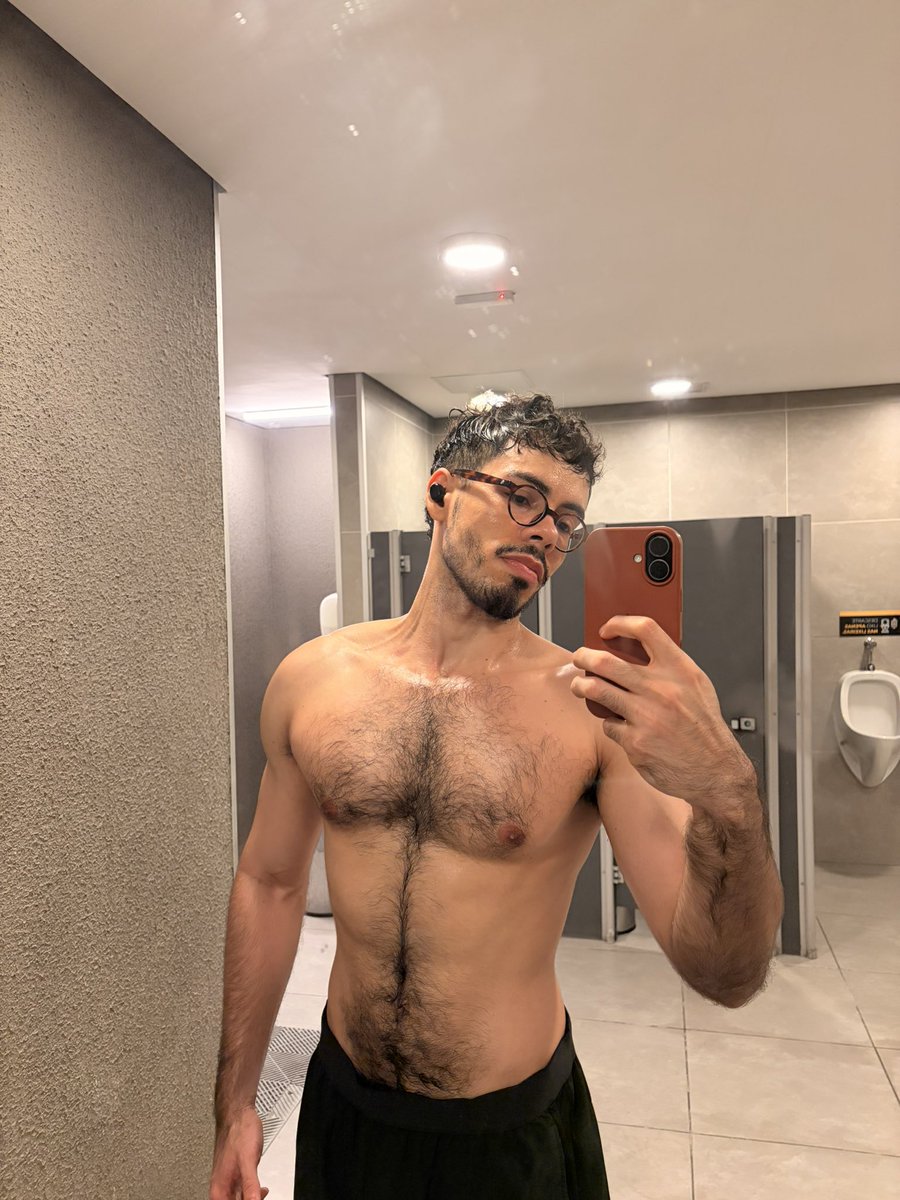 murilofmendes's tweet photo. hoje foi no horário de herdeiro (academia lotada mesmo assim) https://t.co/93RF6ii7u8