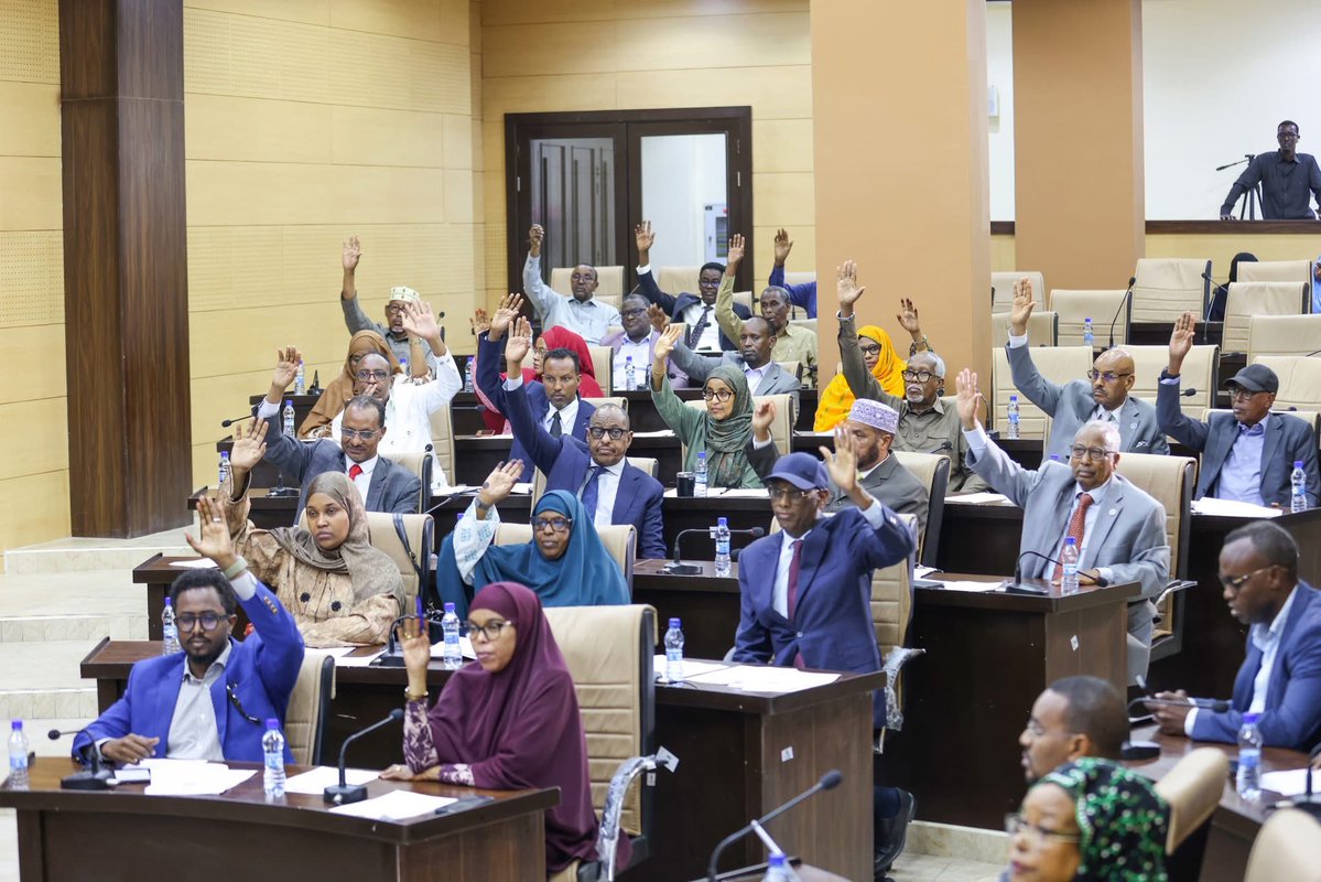 MoF_Somalia's tweet photo. @MoF_Somalia thanks the Senators of the @AqalkaSare for approving the Revenue Authority Establishment Bill today. The Revenue Authority will play a key role in managing, collecting, and increasing domestic revenue, supporting stronger public finances. https://t.co/qrF65Q4tKm