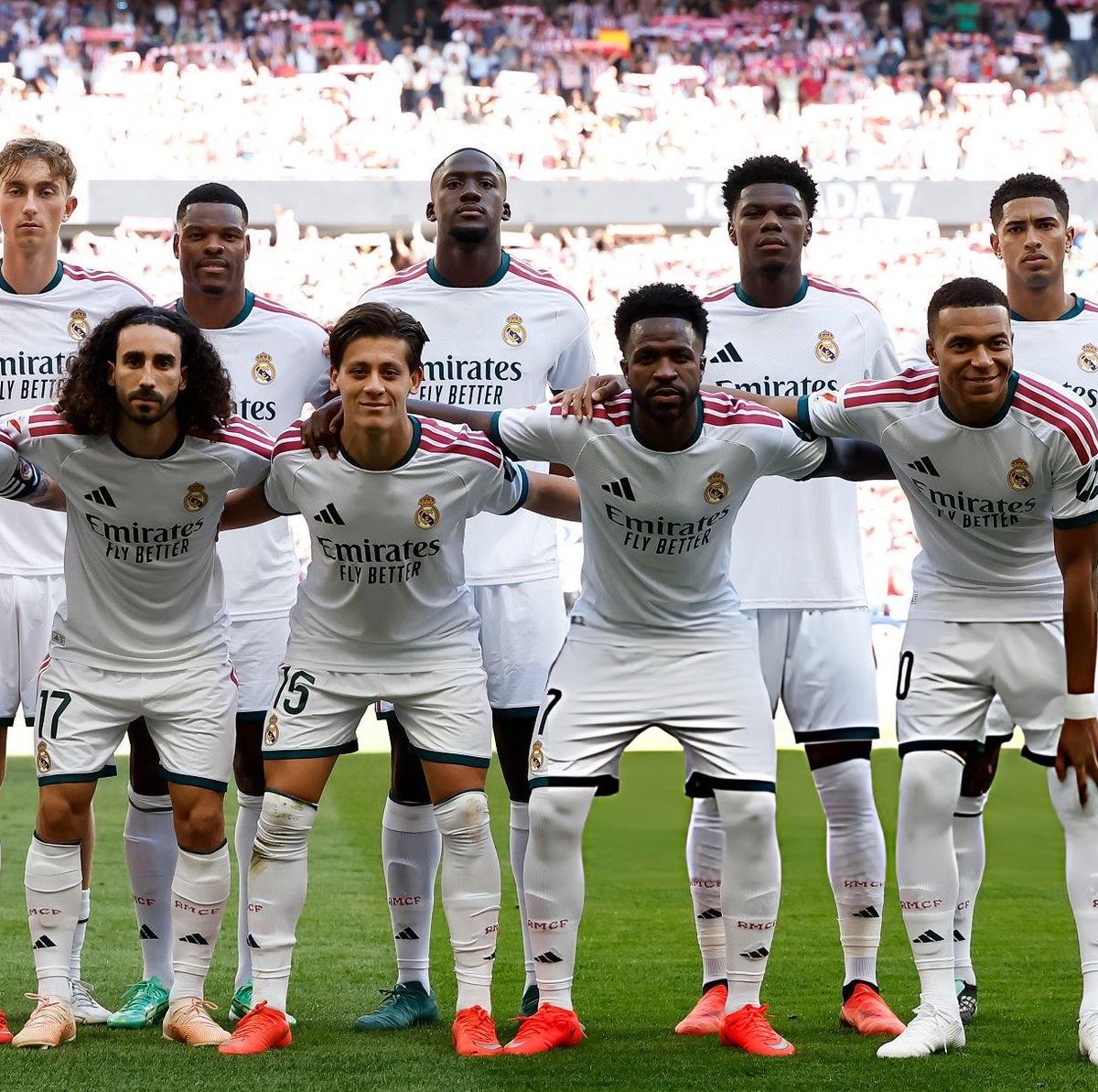 RM4Arab's tweet photo. 🚨📊 | إحصائيات صادمة للفريق في الدوري الإسباني هذا الموسم:

— ريال مدريد هو الفريق الذي يقطع أقل مسافة ركض في المباراة الواحدة. 🏃❌

— ريال مدريد هو الفريق الذي يمارس أقل معدل ضغط في المباريات. 🤦🏽🤯 https://t.co/gfaTGMBvA6