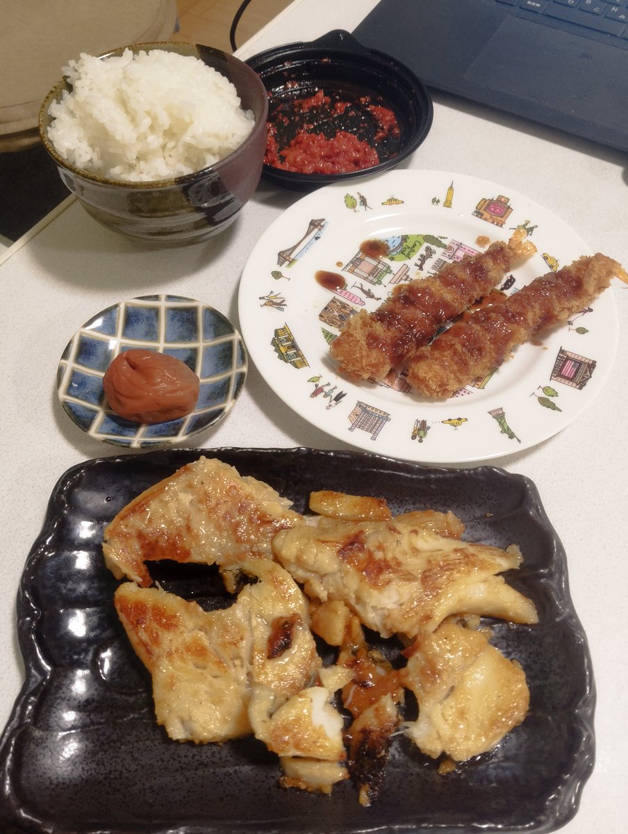 Shuichi5566's tweet photo. 土曜夕方から絶賛体調不良中😷

熱はなく頭痛と首周りの違和感、多少の怠さ

カゼデスカ、ナンナンデショウ🙄

#カラスガレイの西京漬け
#コロッケカレー
#レアチーズケーキ https://t.co/B5ZbOuSHIo