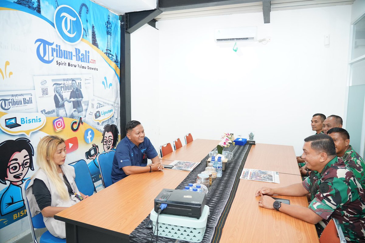 Kodam9Udayana's tweet photo. Silaturahmi ke Tribun Bali, Kapendam IX/Udayana Perkuat Komunikasi dan Sinergi Media
#KodamIXUdayana #TNIAD #PendamIXUdayana #KapendamIXUdayana #TribunBali #SinergiMedia #InsanMedia #HUTTNI81 #PrimaTrailRun #TNIADPrima #TNIPRIMA #TNIUntukRakyat https://t.co/Aqc0ZytV15