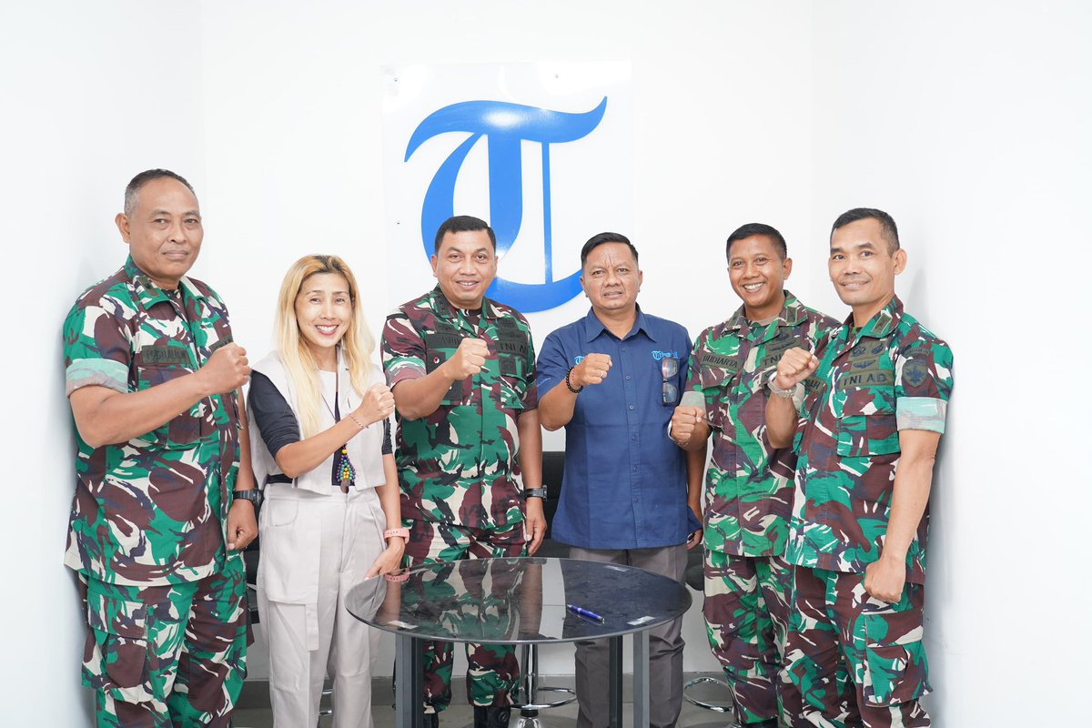 Kodam9Udayana's tweet photo. Silaturahmi ke Tribun Bali, Kapendam IX/Udayana Perkuat Komunikasi dan Sinergi Media
#KodamIXUdayana #TNIAD #PendamIXUdayana #KapendamIXUdayana #TribunBali #SinergiMedia #InsanMedia #HUTTNI81 #PrimaTrailRun #TNIADPrima #TNIPRIMA #TNIUntukRakyat https://t.co/Aqc0ZytV15