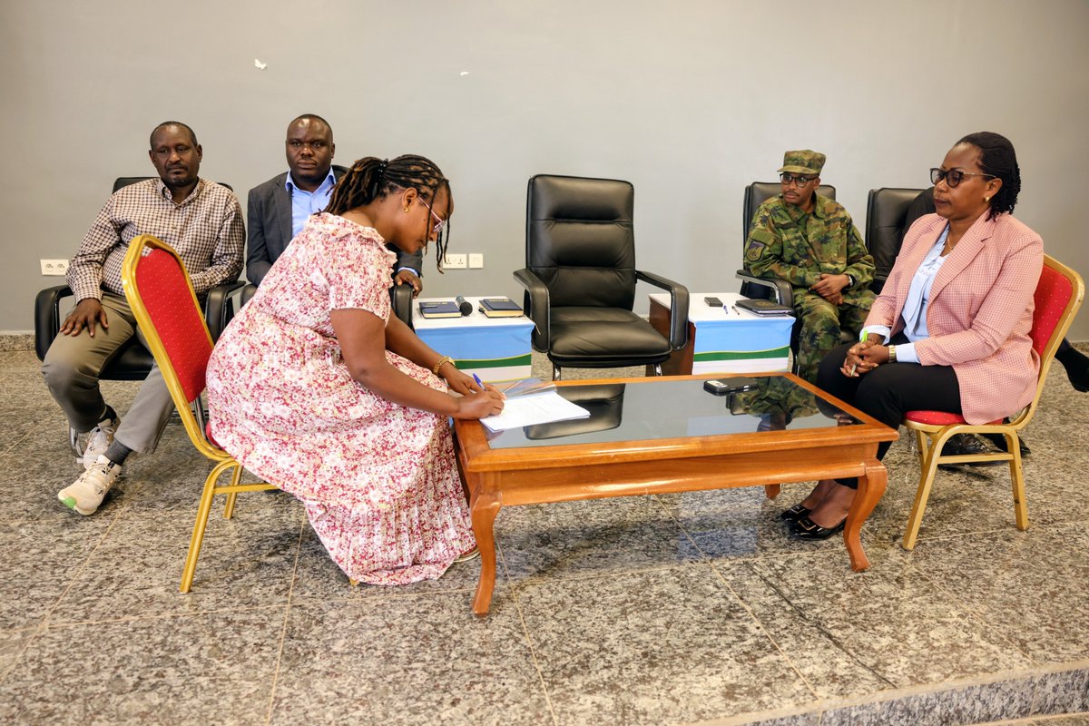 BureraDistrict's tweet photo. Uyu munsi, Umuyobozi w'Akarere, @MukamanaSoline , ari hamwe n'abandi bagize Komite Nyobozi y'Akarere n'Umunyamabanga Nshingwabikorwa w'Akarere yasinyanye n'Abanyamabanga Nshingwabikorwa b'Imirenge imihigo ya 2026-2027. Icyo gikorwa cyabereye ku biro by'Akarere. https://t.co/H1TWc27OiJ