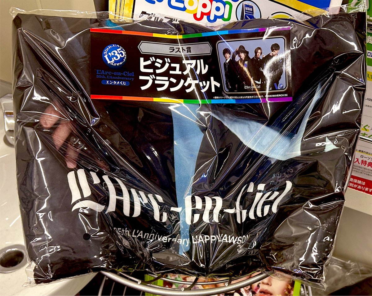 Rsk0000128's tweet photo. 近所のローソンに寄ってみたらもう景品並んでて、試しに聞いたらOKしてくださったので、まさかのフラゲ！✨️
回数制限もなかったけど、溜まってたQUOカードを使い切るまで引くと決めて、ちょうど20回。

目当てのリュックは……

出なかったけど、 缶バッジとアクスタは揃えられたので、まあまあかな😅

明朝お菓子も買いに行く予定だから、もし残ってたらもう少し引こう🤔