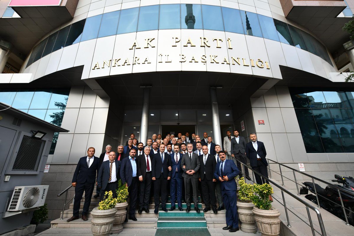 AkpartiAnkara's tweet photo. İl Başkanımız Sn. @hakanhanozcan, Ankara Özel Halk Otobüsleri esnafımız ve sektör temsilcileriyle İl Başkanlığımızda bir araya gelerek istişarelerde bulundu. https://t.co/c2QrFXgDHd
