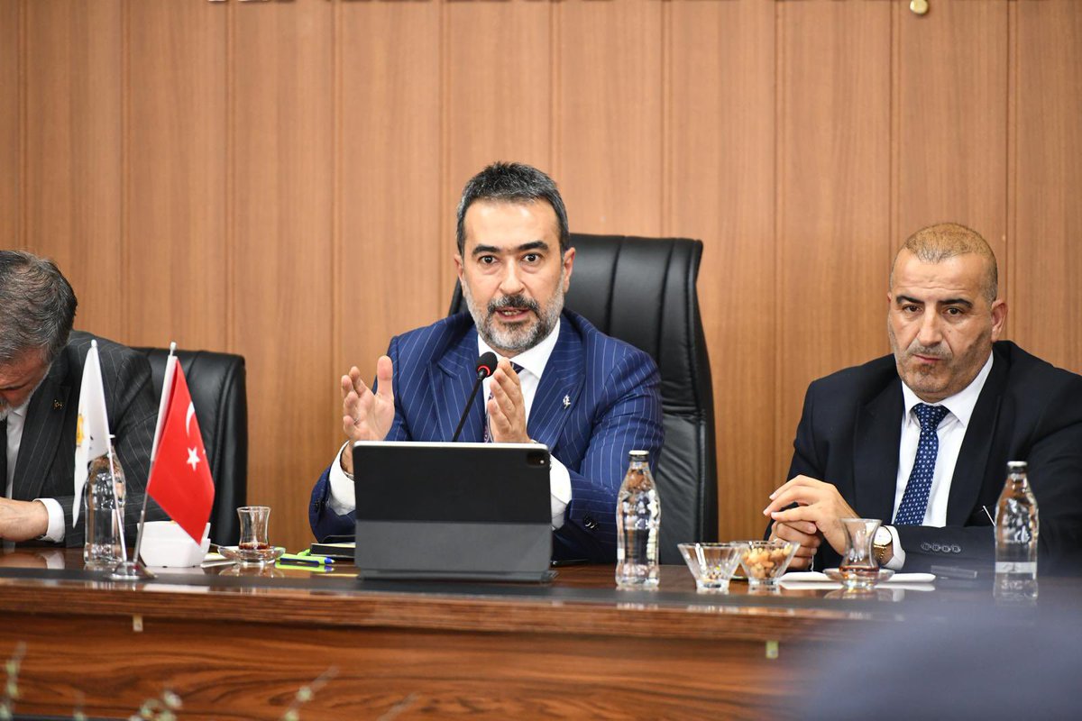 AkpartiAnkara's tweet photo. İl Başkanımız Sn. @hakanhanozcan, Ankara Özel Halk Otobüsleri esnafımız ve sektör temsilcileriyle İl Başkanlığımızda bir araya gelerek istişarelerde bulundu. https://t.co/c2QrFXgDHd