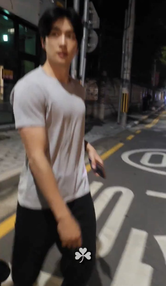 hyunjaesprite's tweet photo. i love how grey brings out the bombshell in him https://t.co/HeZuQCrk4D