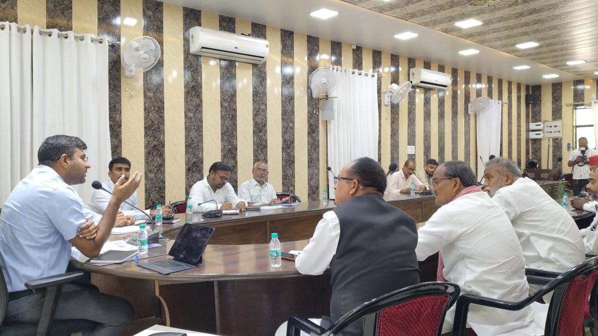 deo_gorakhpur's tweet photo. आज दिनाँक 21/09/2026 को कलेक्ट्रेट सभागार में विभिन्न राजनीतिक दलों के प्रतिनिधियों के साथ समीक्षा बैठक आयोजित की गयी। बैठक में चुनाव को निष्पक्ष व पारदर्शी बनाने के लिए तैयारियों और भारत निर्वाचन आयोग के प्रोटोकॉल पर विस्तृत चर्चा की गई।
​#Election2027  #GorakhpurAdministration #Transparency @ECISVEEP @ceoup