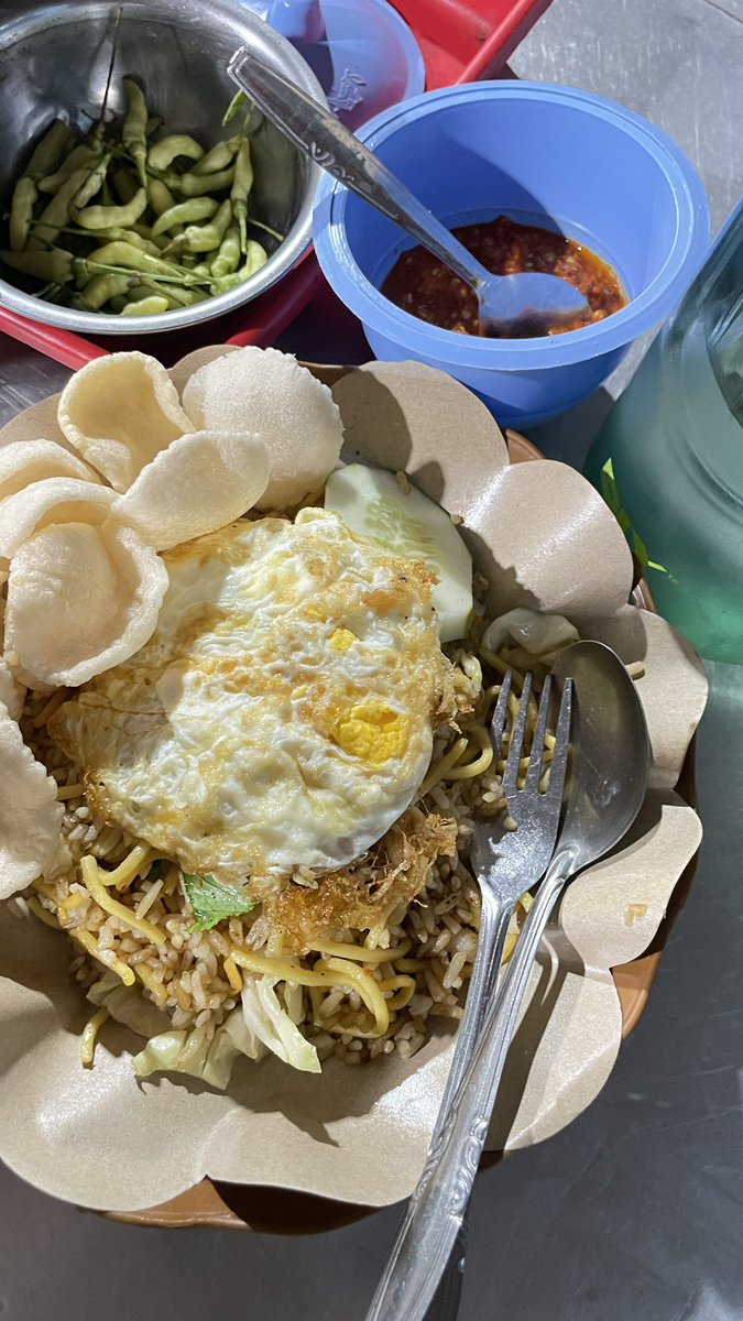 ccaraniele's tweet photo. lagi dayoff cuma kok di kost seharian sensi bgt ga tau kenapa, kalo ada telfon dari kerjaan rasanya pen gua injek kepalanya. baru sadar, dari pagi ga makan wkakwkawk. ada yg sama ga si, kl blm makan bawaannya pengen ngacakngacak bumi bjir https://t.co/E8Eu6YH2QJ