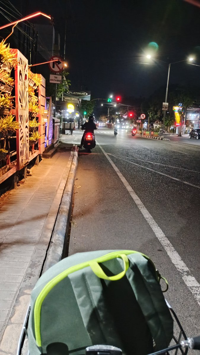 adindabirawa's tweet photo. Awal sepedahan jarak 1 km nafas mudah engap, wkwk
Tapi tubuh memang se dinamis itu asal terbiasa, sekarang 25 km+angin malam ku trabas sudah tidak engappp🗿 https://t.co/6pfYpgsze9
