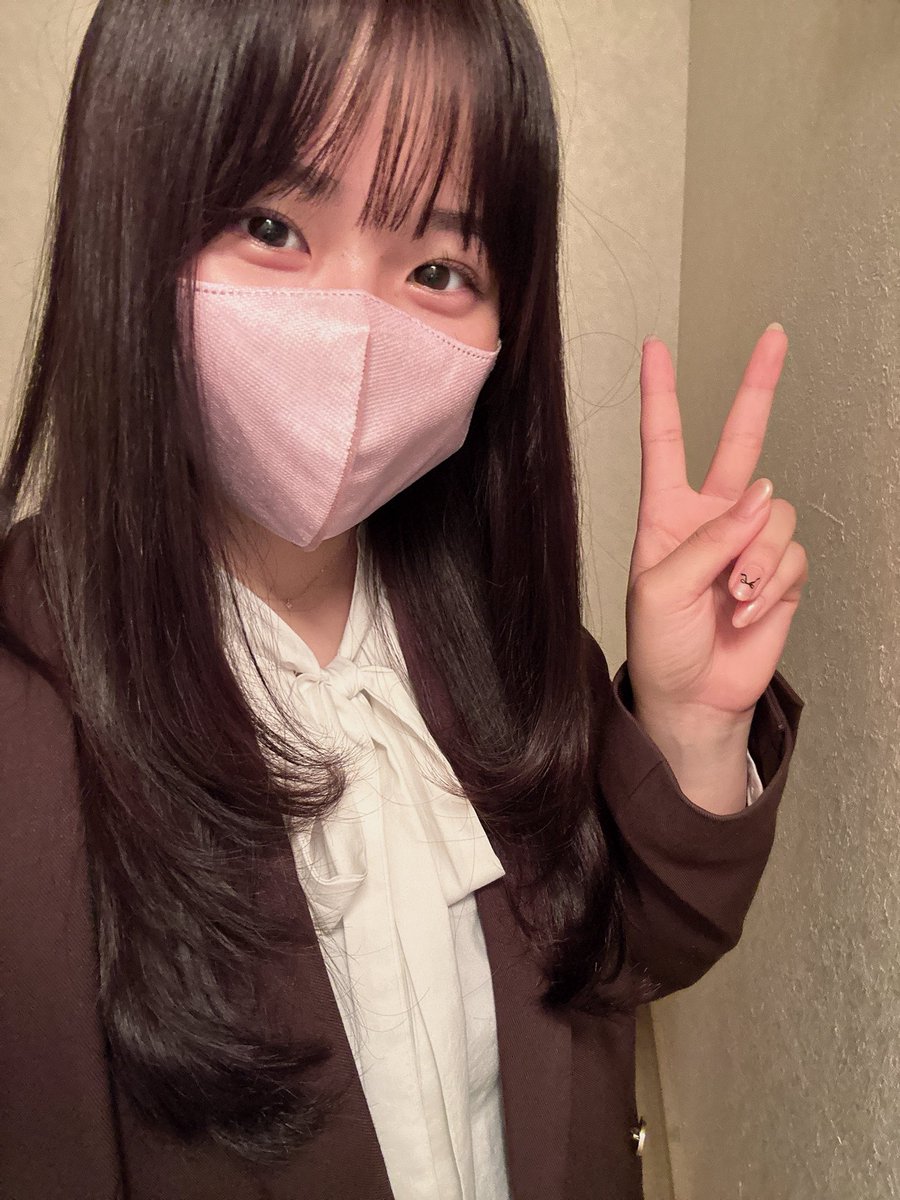 ai_can04's tweet photo. 午前中お仕事して午後から髪の毛染めてレイヤー入れ直してもらって美味しいご飯を食べて秋服買って充実した1日でした。💭
映画観に行けなかったからお家で観る。 https://t.co/soiQzquOfP
