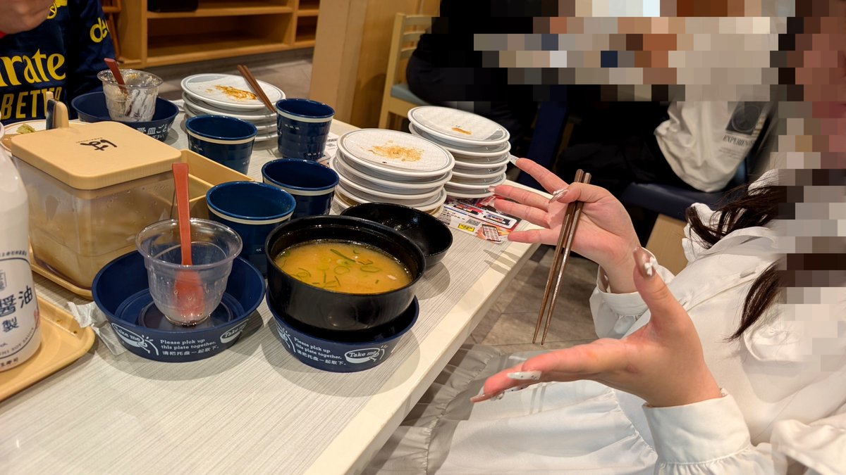 kicodadada's tweet photo. コーヒーゼリー食べた後に豚汁食ってるキ��いやつおる https://t.co/CsGzhQgVO8
